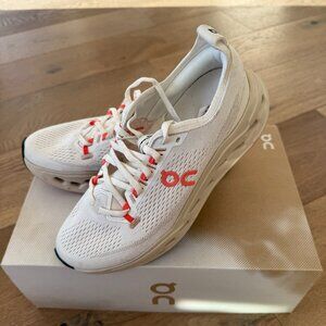 LIKE NEW! Women's On running Cloudsurfer Max size 8 (Ivory/Salmon)